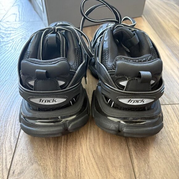 Athletic_Shoes